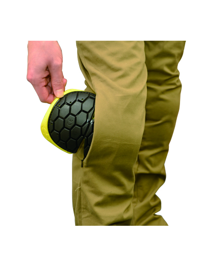 膝脇のファスナーで着用しながらでもプロテクターの出し入れが可能です。